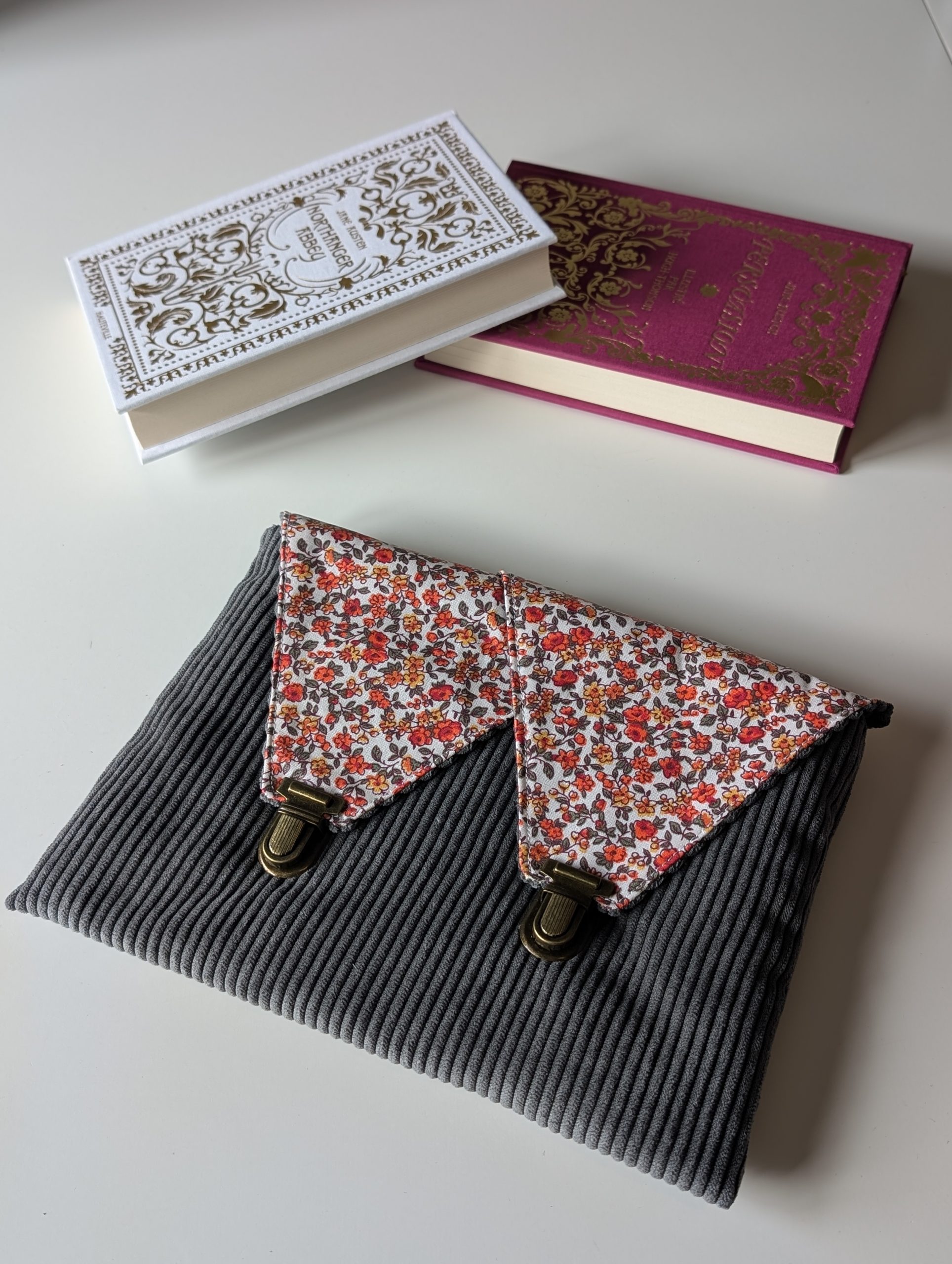 Sac-Pochette 2-en-1 - Velours Côtelé Anthracite & semis de Fleurs Orangées – Image 3