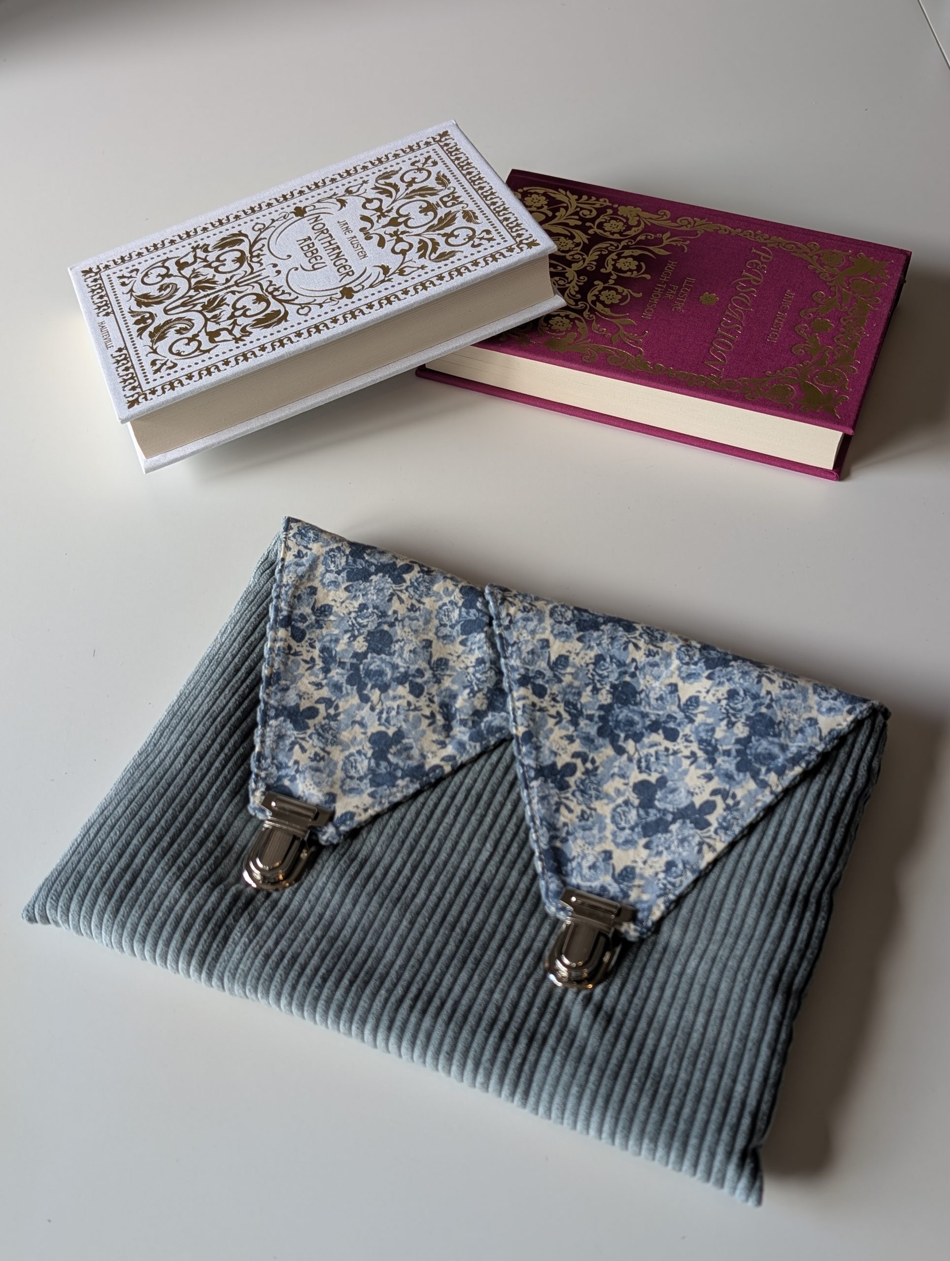 Sac-Pochette 2-en-1 - Velours Vert Sauge & Fleurs Bleues – Image 3