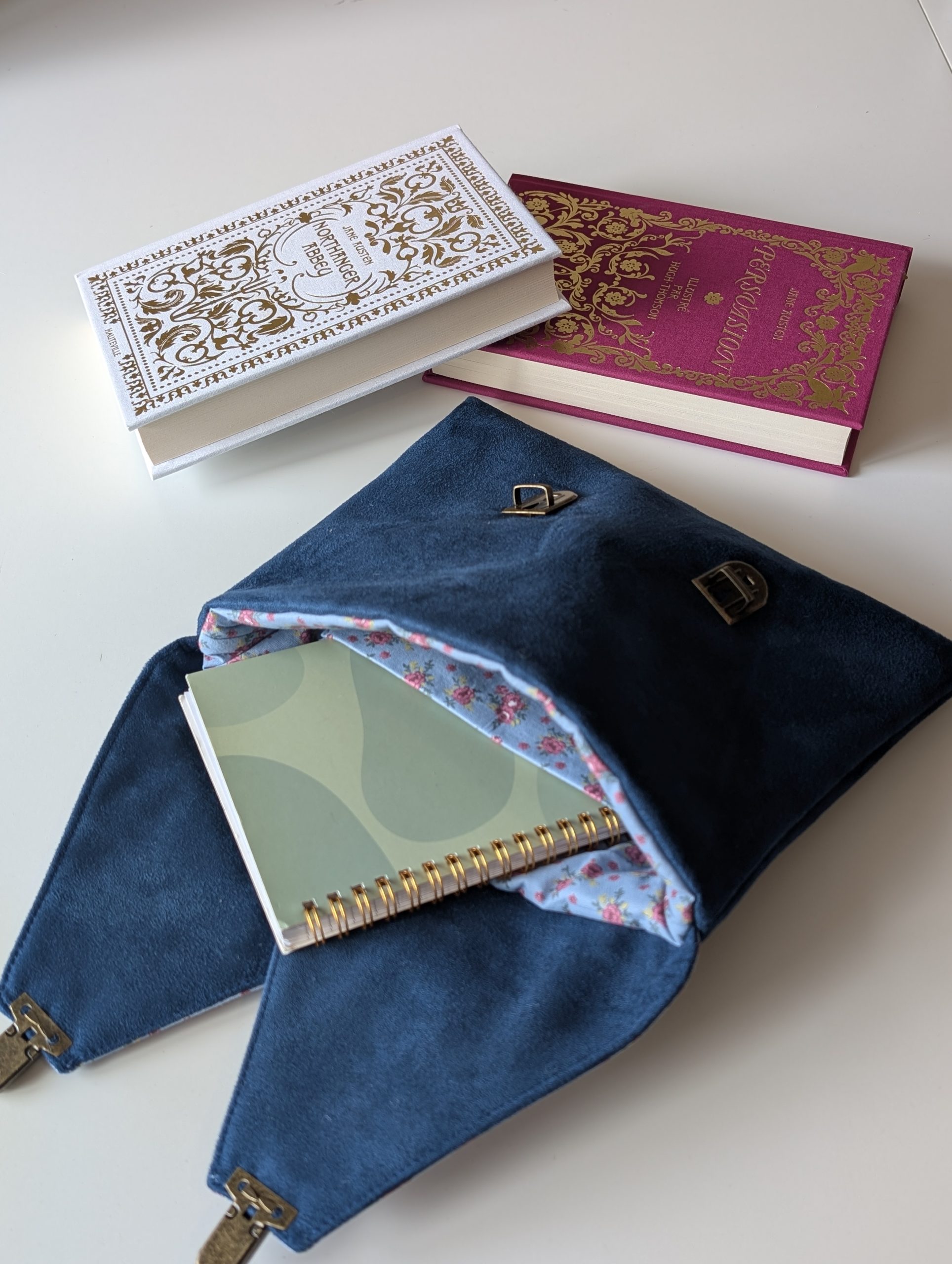 Sac-Pochette "L'Élégante" - Bleu Marine & Fleurs Roses – Image 2