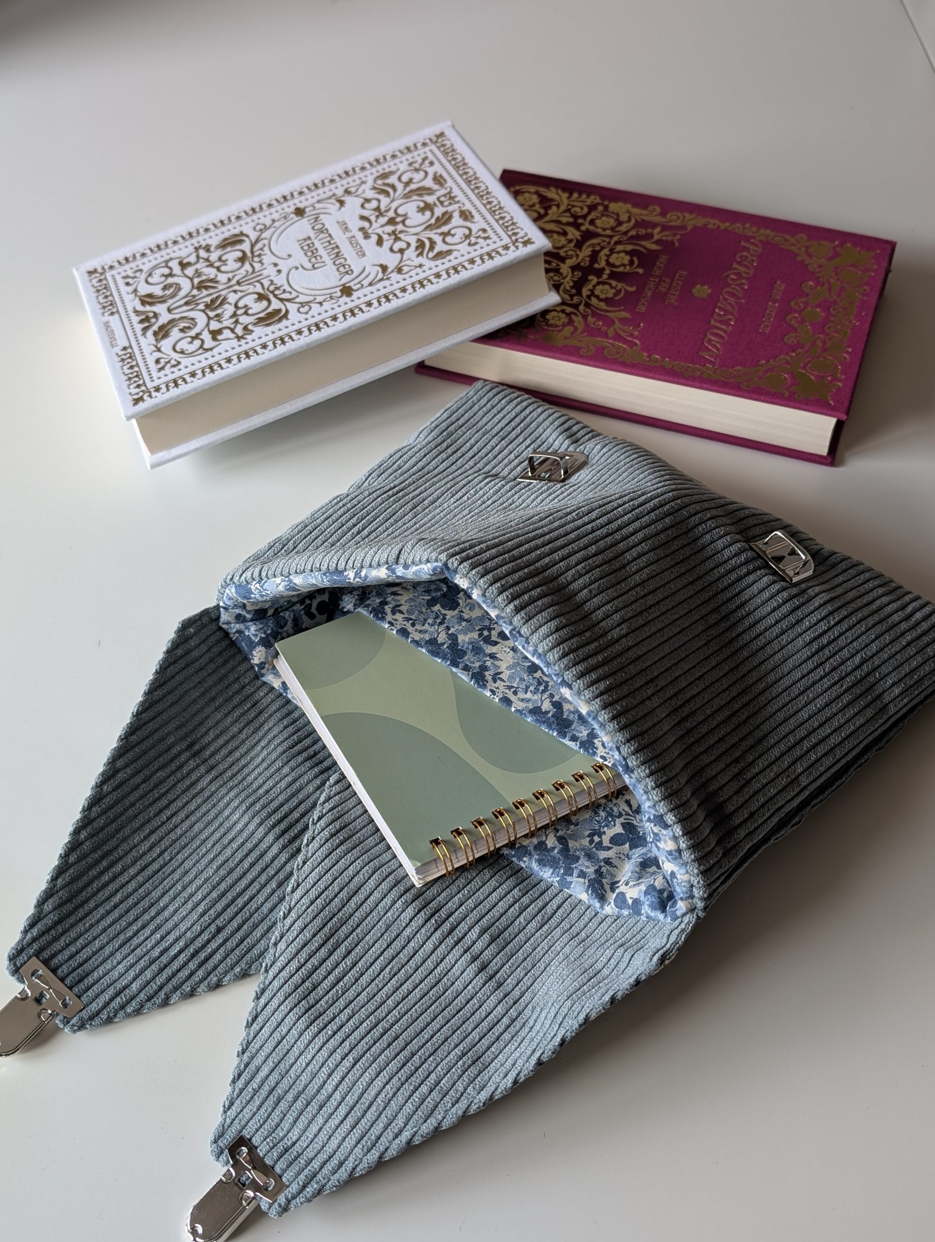 Sac-Pochette 2-en-1 - Velours Vert Sauge & Fleurs Bleues – Image 2