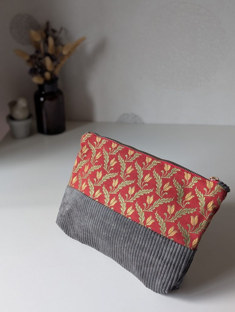 Pochette Zippée - Velours Souris & Jacquard Rubis