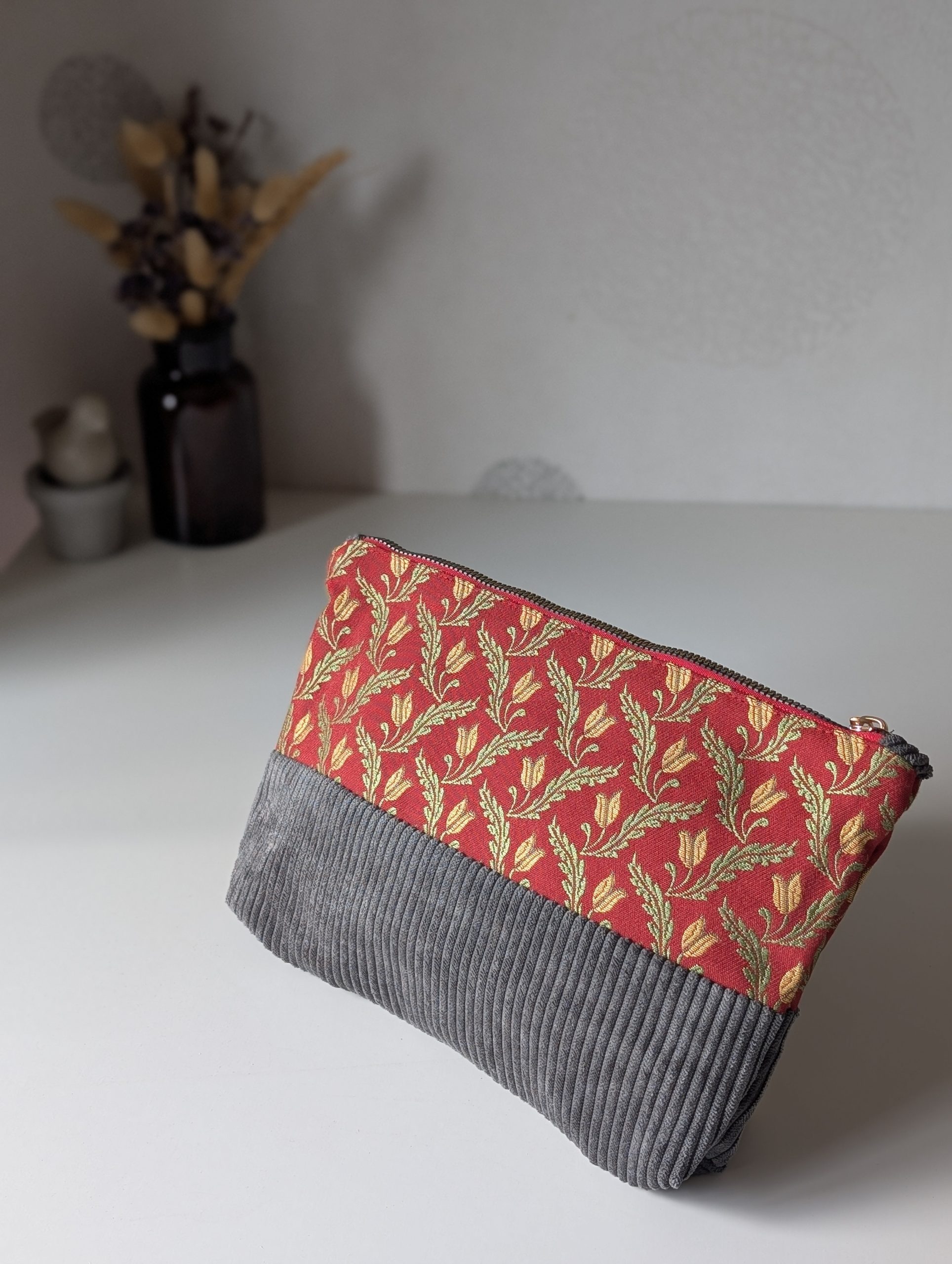 Pochette Zippée - Velours Souris & Jacquard Rubis