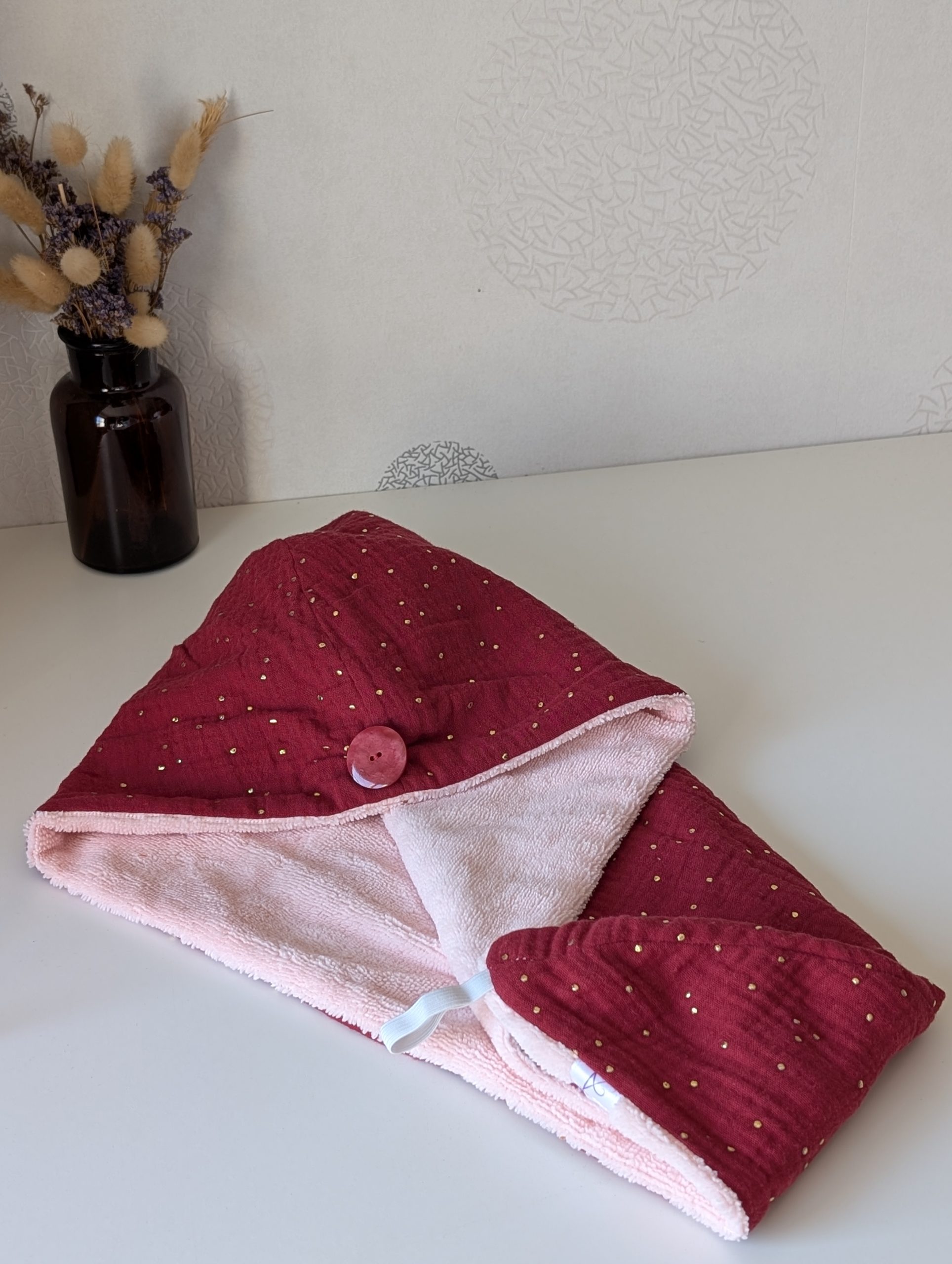 Serviette Turban Cheveux Bordeaux & Pois Dorés – Gaze de Coton & Bambou – Image 2