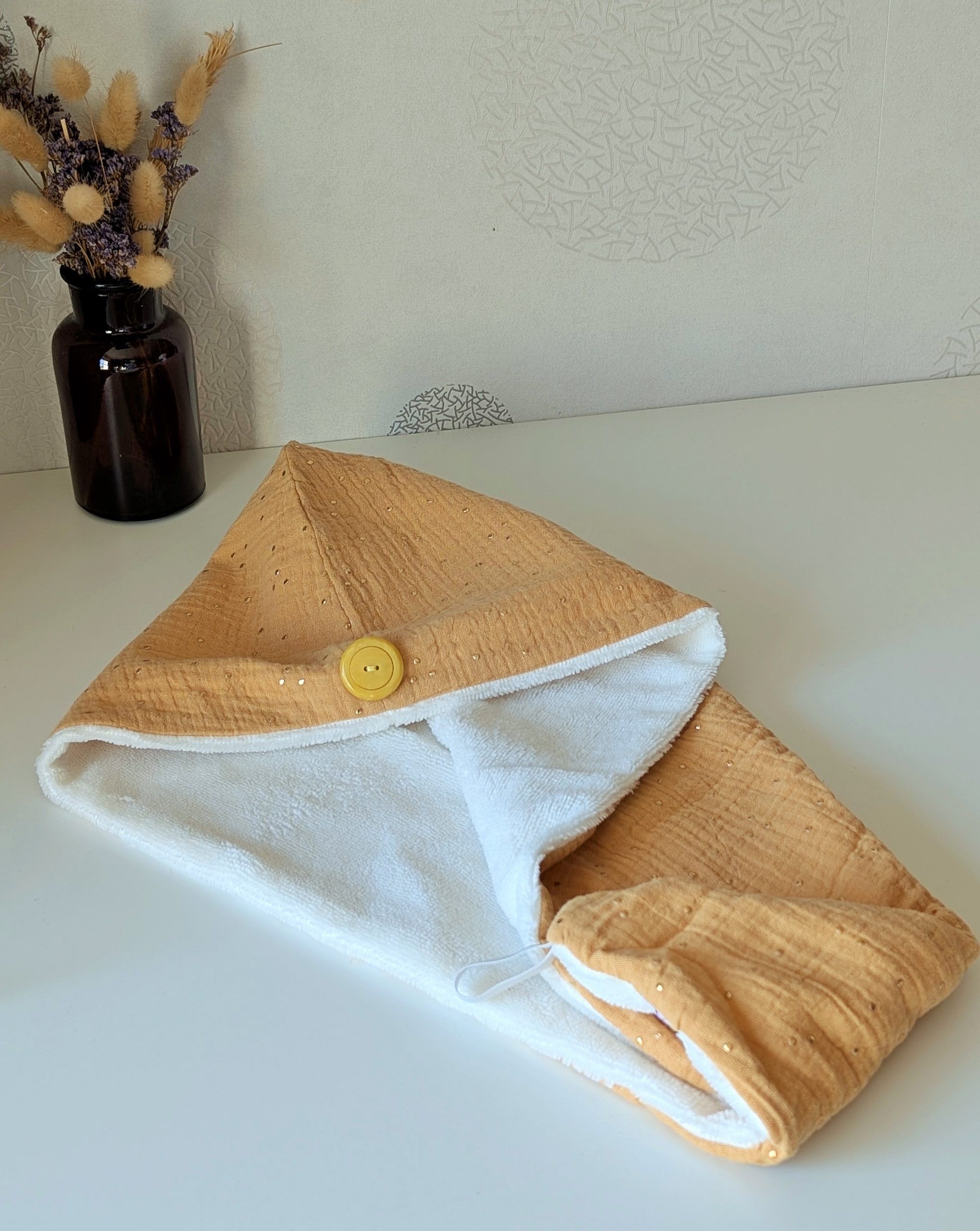 Serviette Turban Cheveux Ocre à Pois Dorés – Gaze de Coton & Bambou – Image 2