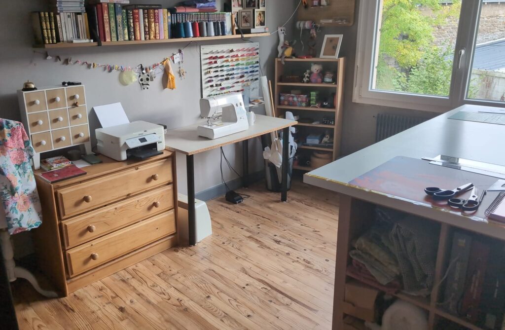 Vue de mon atelier de couture de O fil d'Ang'L à Plaintel avec tissus et machine à coudre